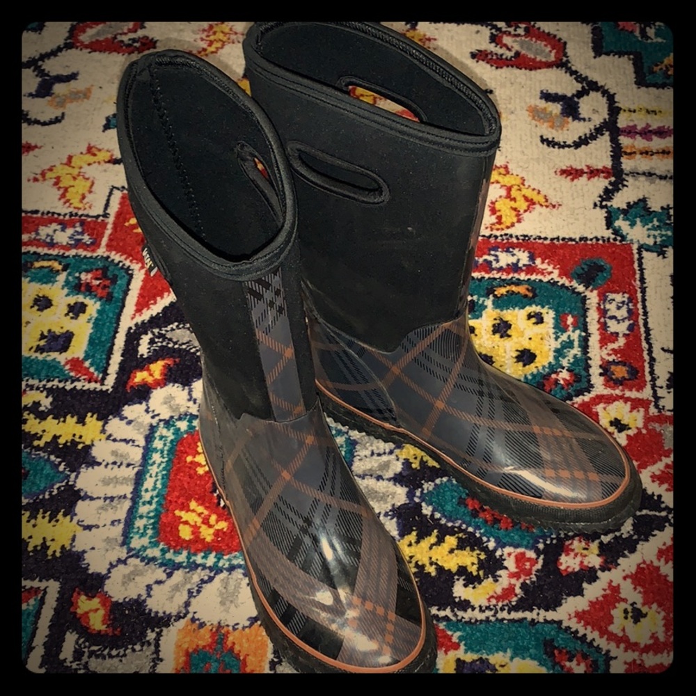 Insulated boots